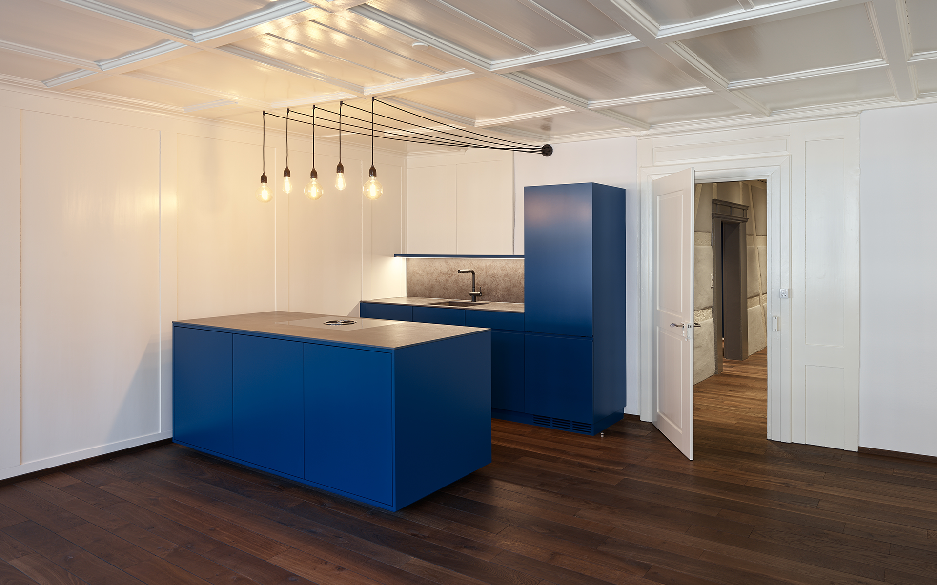 Vollholzparkett und blaue Küche