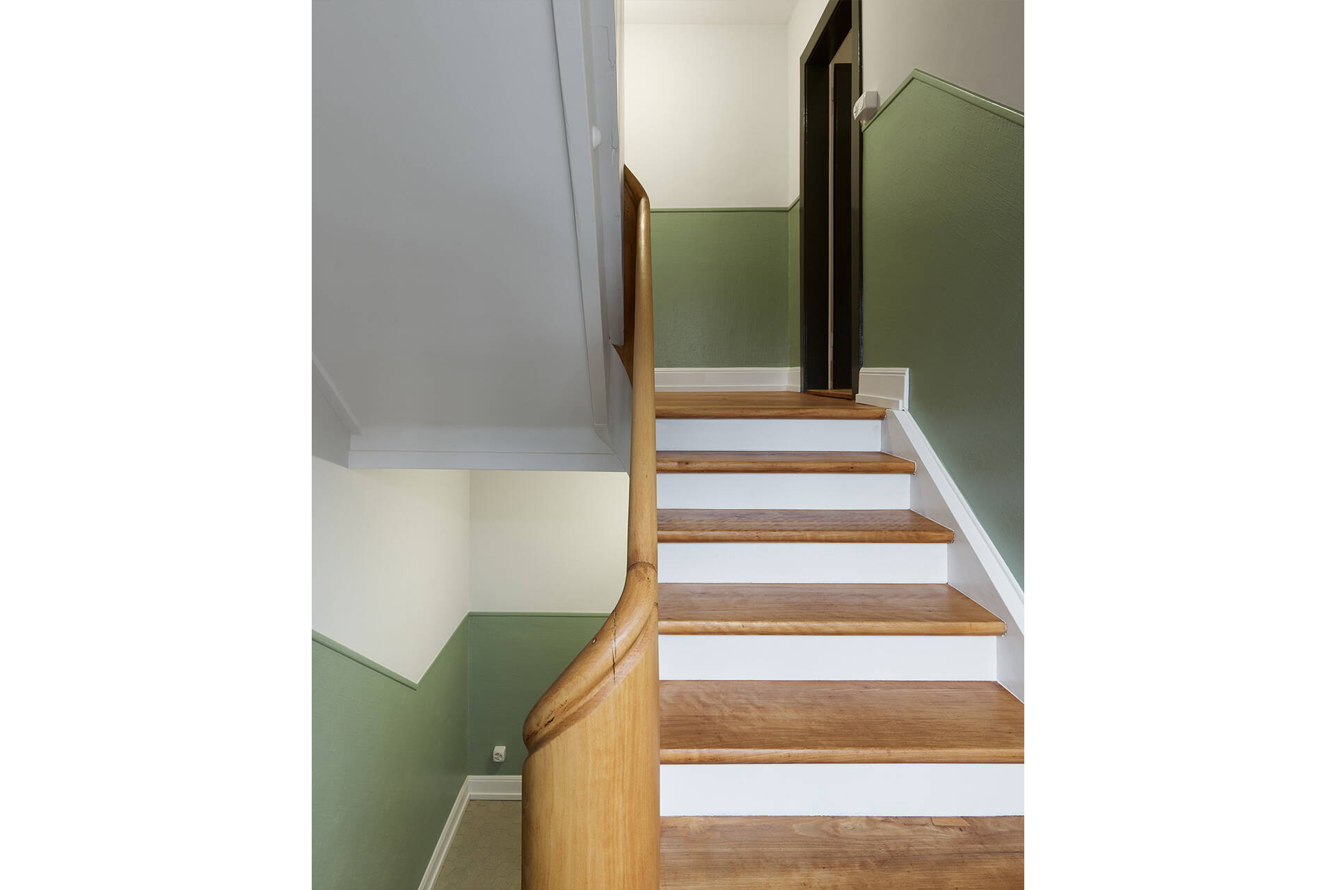 arba_churfirstenweg_treppenhaus_horizont.jpg Zoom: arba_churfirstenweg_treppenhaus_horizont.jpg