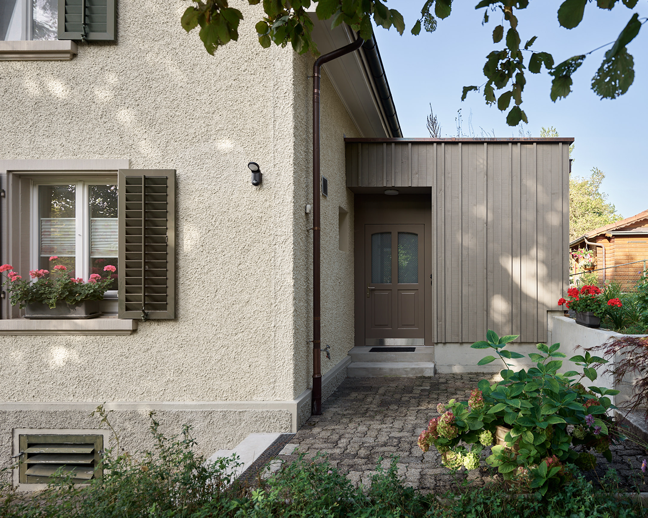 arba_gernstrasse_erweiterung_wohnraum.tif Neuer Anbau mit Eingangstüre