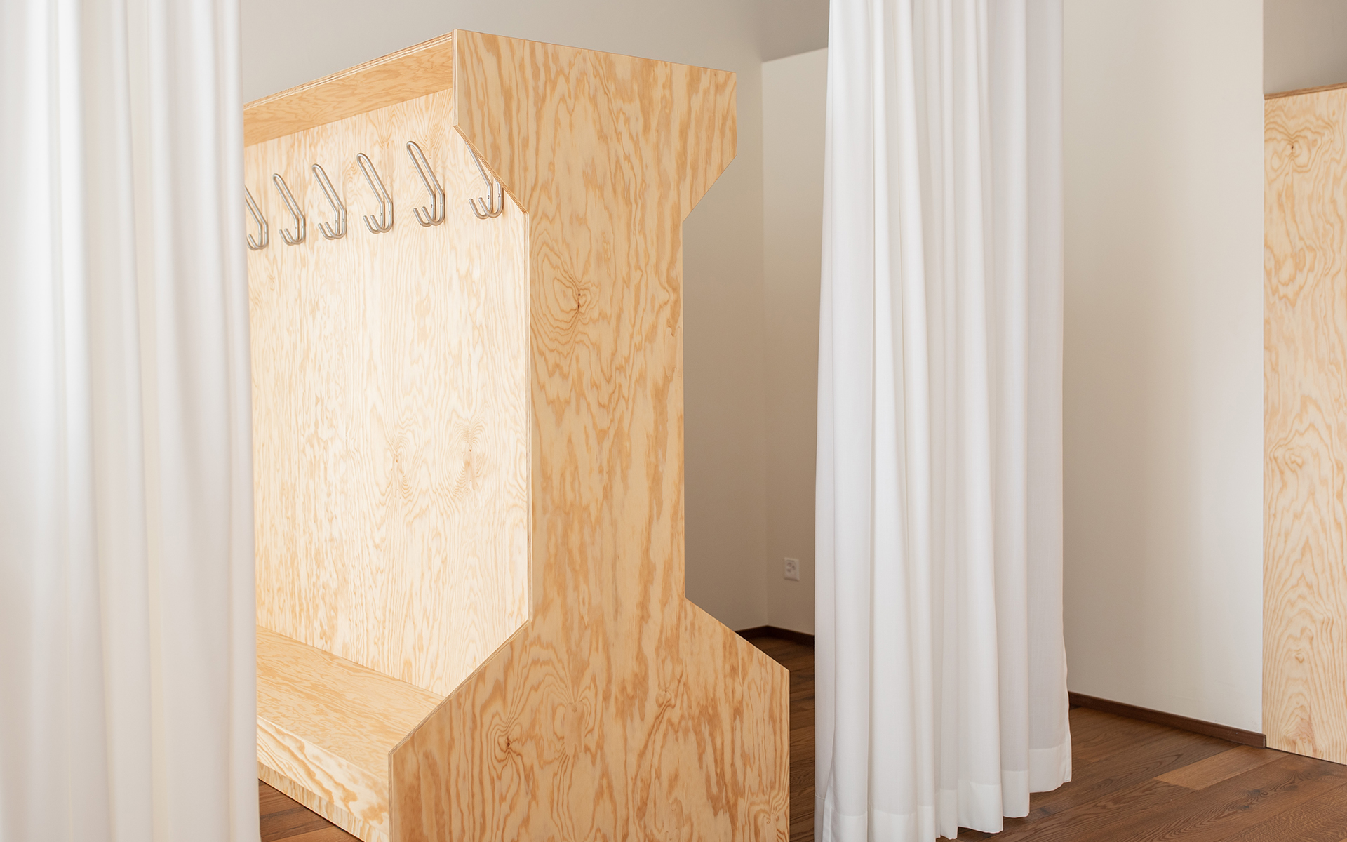 arba_yogastudio_ankleide_seekiefersperrholz.tif arba_Garderobe_Seekiefer